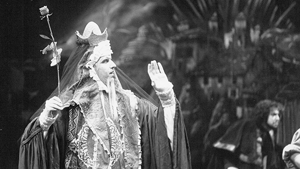 Fig. 14: Coronada y el toro, de Francisco Nieva (Teatro María Guerrero, Madrid, 1982). Fotógrafo: Manuel Sanz Bermejo. Procedencia: CDAEM.
