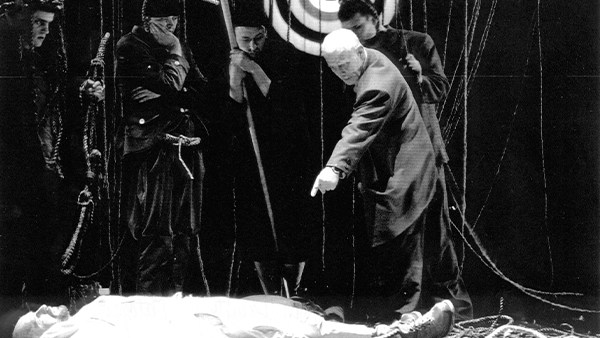 Fig. 2: P. S. El caso O. K., de Oskaras Koršunovas. Procedencia: https://vilniausgalerija.lt/wp-content/uploads/2020/06/PS-Byla-OK_is-kopijos-skenuota.jpg