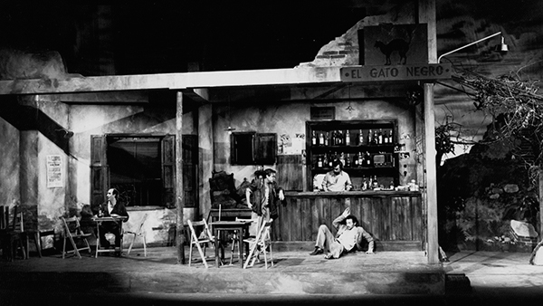 Fig. 8: La taberna fantástica, de Alfonso Sastre. (Teatros del Círculo de Bellas Artes, 1985). Fotógrafo: Fernando Suárez (CDAEM) Nota de servicio interior en la que se hace constar que se prohíbe Canción de cuna, de Martínez Sierra, por orden de la Dirección General de Seguridad “por razones del autor” (26 de junio de 1945). (Archivo General de la Administración).
