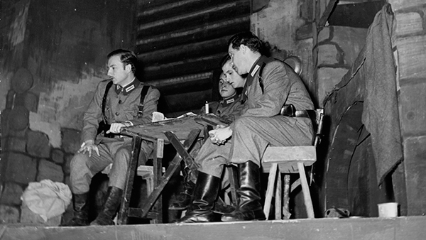 Fig 23: Escuadra hacia la muerte, de Alfonso Sastre, por el Teatro Popular Universitario. Teatro María Guerrero, 1953. Fotógrafo: Basabe. (CDAEM).