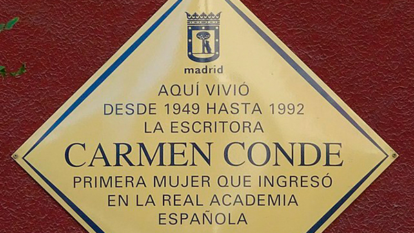 Fig. 3: Placa conmemorativa en la fachada de la casa en que vivió.