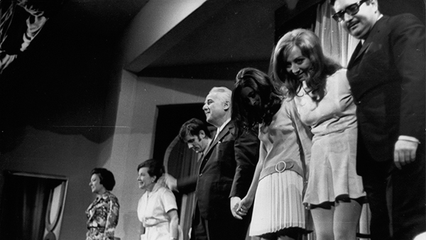 Fig. 25: Alfonso Paso junto a sus actores saludando al final de uno de sus estrenos. (CDAEM).