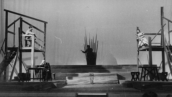 Fig. 17: Nuestra ciudad, de Thornton Wilder. Teatro María Guerrero, 1944. Fotógrafo: Montes. (CDAEM).