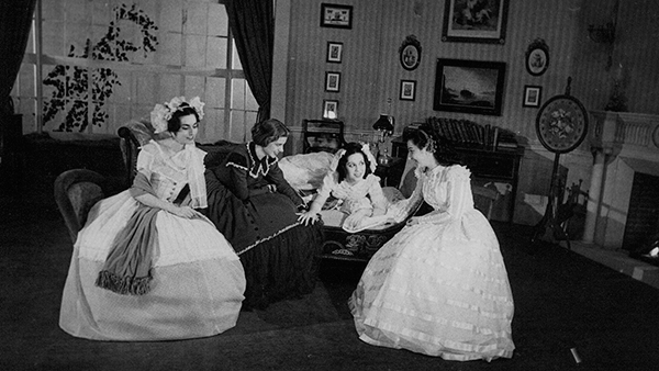 Fig. 20: Miss Ba, de Rudolf Bésier. Teatro María Guerrero, 1947. Fotógrafo: Saiz. (CDAEM).