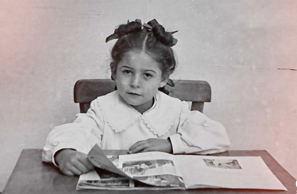 1. Carmen Resino Niña. Carmen Resino de muy niña, ya amante de la lectura. Foto: Archivo personal de Carmen Resino.