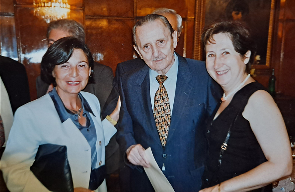 3. Homenaje a Buero Vallejo. Carmen Resino con Buero Vallejo y Virtudes Serrano (1996). Foto: Archivo personal de Carmen Resino.