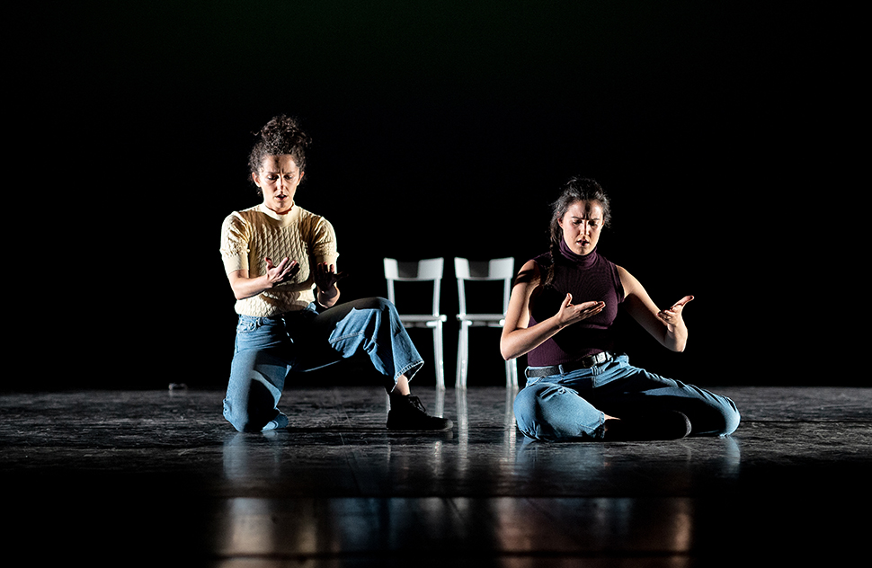 7. El contrato. Las actrices Alba Muñoz y María San Miguel durante la representación de El contrato (2021), de Carmen Resino. Foto: Fran Cuevas.