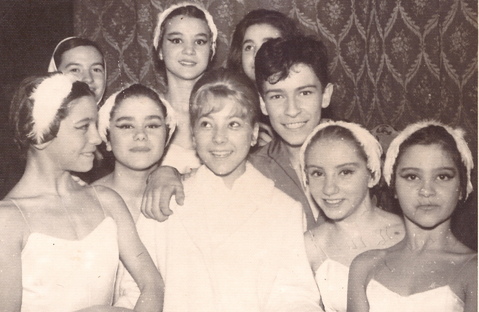 Carmen Roche posa con Víctor Ullate y otras compañeras de El lago de los cisnes (1961)
