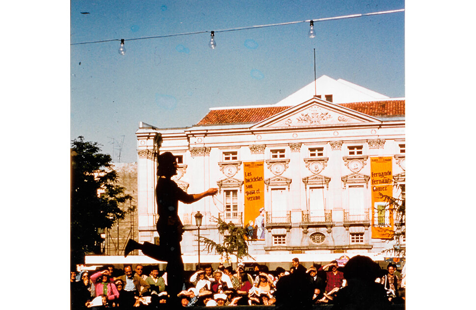 Donald B. Lehn en un número de malabares frente al Teatro Español, en Madrid.