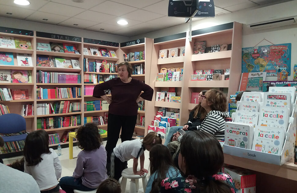 Itziar Pascual en un encuentro realizado en la librería Embajadores de sueños