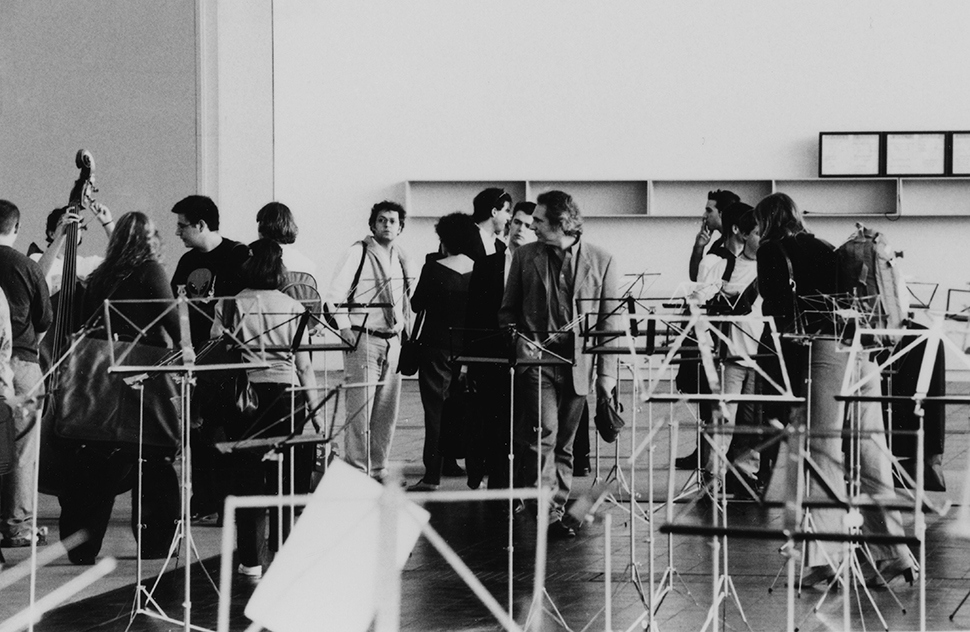 Jesús Rueda con la JONDE preparando el estreno de su primera sinfonía “Laberinto” (2000).