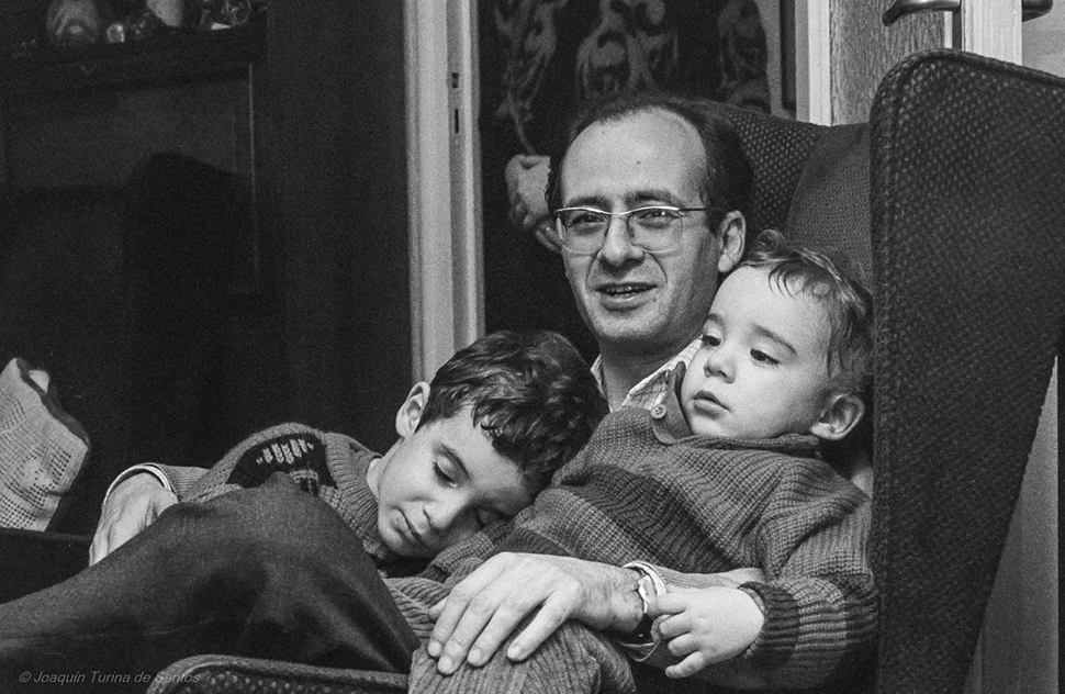 José Luis Turina con sus hijos Luis y Guillermo, en Madrid (1987).