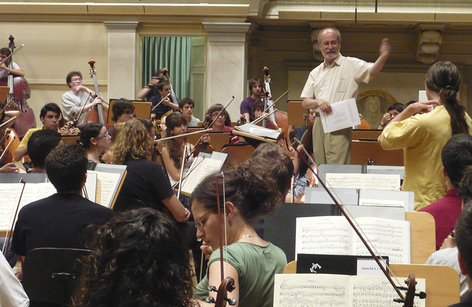 José Luis Turina durante un ensayo de la JONDE en Berlín (2010).