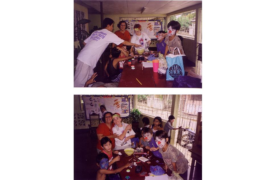 Las risas también ayudan a combatir las injusticias. Merche y otros compañeros de Payasos sin Fronteras llevando alegría a los niños de Managua (2002). Archivo personal de Merche Ochoa.