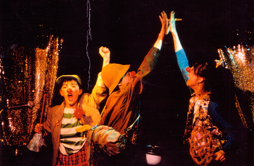 Ochoa (a la izda.) junto a dos clowns más de la Compañía Trío por Narices (1992). Archivo personal de Merche Ochoa.