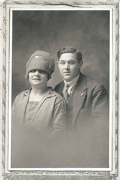 Miss Celia junto a su marido Antonio Bendicho, años 20.