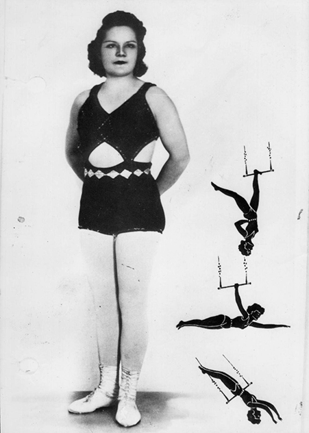 Miss Celia en traje de trapecista.