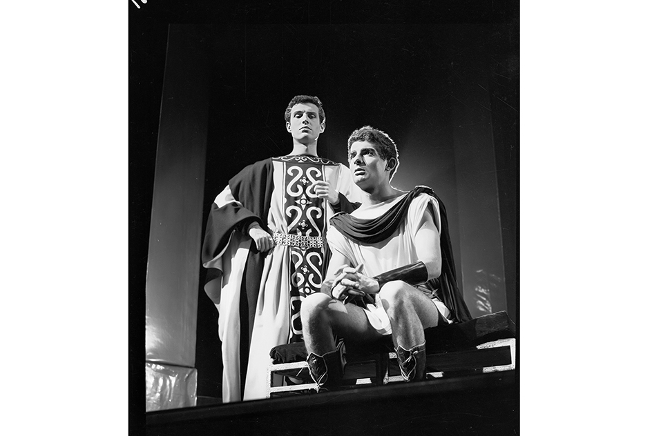 En Calígula, dirigido por José Tamayo en 1963, Margallo (dcha.) interpretaba al joven Escipión. Fuente: Archivo CDAEM.