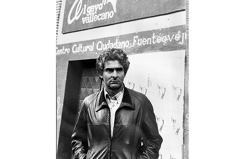 Juan Margallo frente a El Gayo Vallecano: teatro estable con espíritu independiente, h.1978. Foto: Archivo personal Juan Margallo.