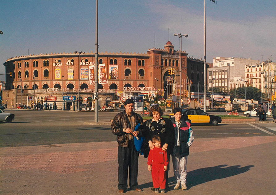 Manuel y Rafa con sus padres en Barcelona, primeros 90.