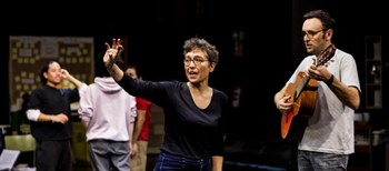 ‘Las últimas’, un karaoke teatral para hablar de la relación cultural entre España y Filipinas