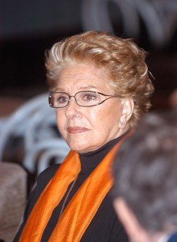 El Calderón homenajea a Lola Herrera con la Medalla de Embajadora del centro.