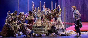 Fuenteovejuna inaugura la nueva temporada de la Compañía Nacional de Teatro Clásico con una propuesta escénica innovadora
