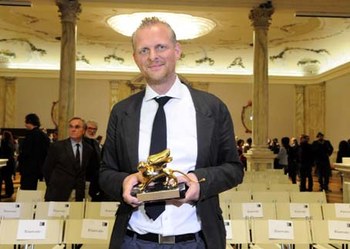 Thomas Ostermeier recoge el León de Oro de la Bienal de Venecia.